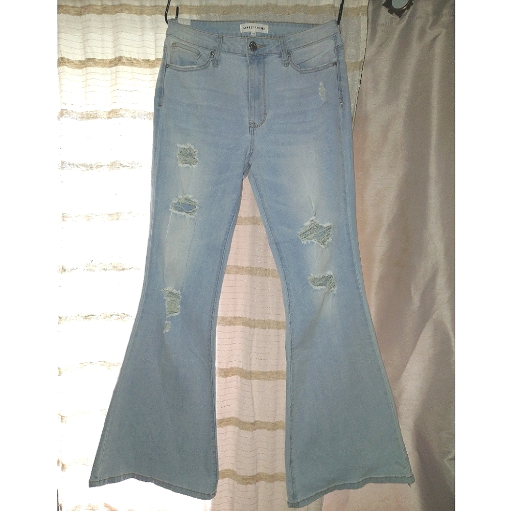 Almost Famous - Mid Rise Flared Jeans